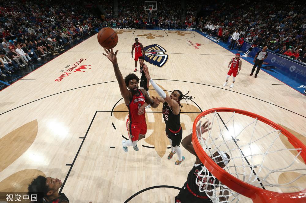 他在中场的 他在中场的